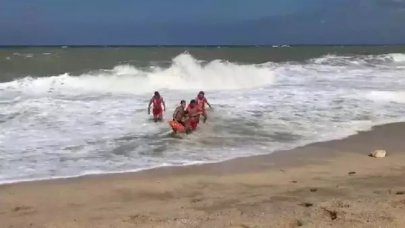 Arnavutköy'de yasağa rağmen denize giren genci cankurtaranlar kurtardı