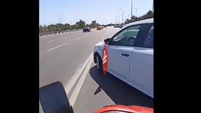 Yola fırlayan araç, motosikletliye çarptı!