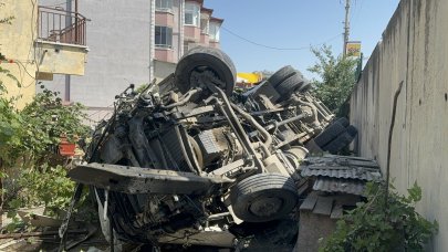 Kamyon, yolcu minibüsüne çarpıp, evin bahçesine devrildi: Yaralılar var