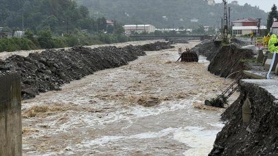 Artvin'i sağanak yağış vurdu: Cadde ve sokaklar göle döndü, heyelan oluştu