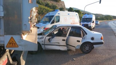 Bursa'da TIR'a çarpan otomobildeki 4 kişi yaralandı