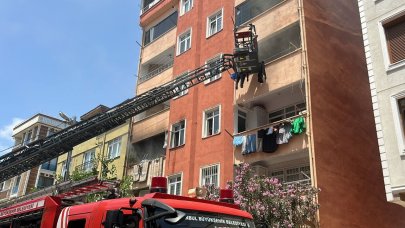 7 katlı binada korkutan yangın: Dumanlar her yeri sardı, mahalle sakinleri sokağa döküldü