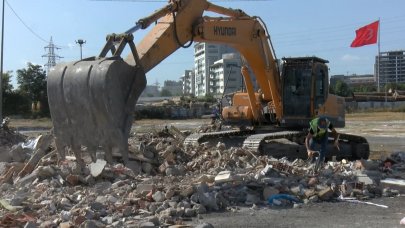 Bahçelievler'de çöken binanın molozları arasında çalışma başlatıldı