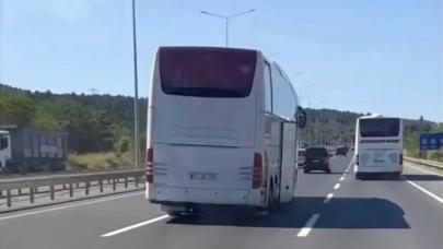 Yolcu otobüsü şoförü serinlemek için kapısı açık halde trafikte ilerledi!