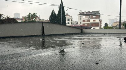 Kartal'da sağanak yağış: Caddeler göle döndü, vatandaşlar zor anlar yaşadı