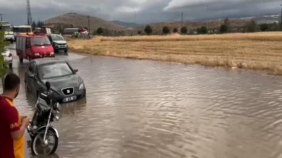 Tokat'taki sağanak yağış cadde ve sokakları göle çevirdi