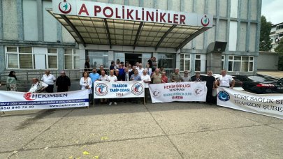 Trabzon’da doktora ‘kask’lı saldırıya tepki için hastane önünde toplandılar: 'Sağlığa uzanan eller kırılsın'