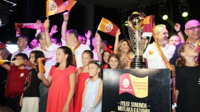 Galatasaray'ın şampiyonluk kupası Kuşadası'nda taraftarlarla buluştu