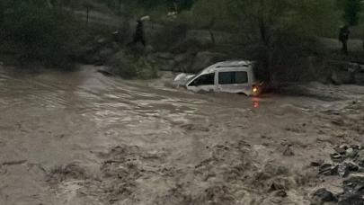 Heyelan aracı Tortum Çayı'na sürükledi: Anne öldü, çocuğu kayboldu