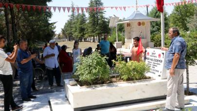 15 Temmuz'un yıl dönümünde Ömer Halisdemir'in kabrine akını