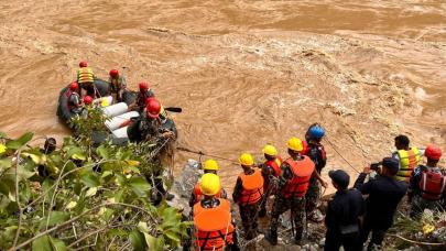 Nepal'de toprak kayması: 11 kişinin cesedine ulaşıldı