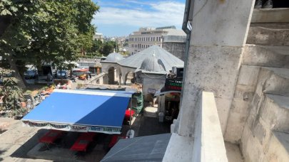 Eminönü'nde tarihi cami girişine 'kebapçı' engeli