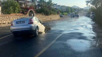 Bodrum'da değişmeyen manzara... Ana su isale hattı patladı: Otomobil oluşan çukura düştü