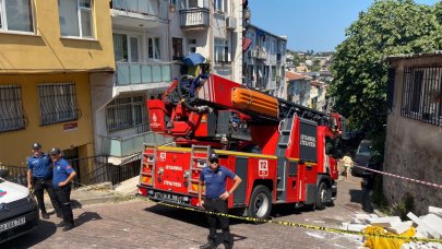 Kontrolden çıkan kamyon 4 katlı binaya çarptı: Bina sakinleri tahliye edildi