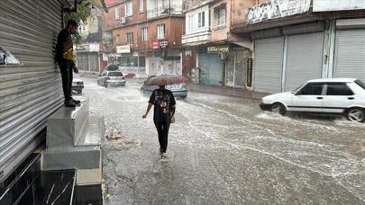 Adana'da etkili olan sağanak, hayatı olumsuz etkiledi