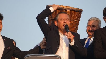 Özgür Özel 'küfeyi' sırtına takıp Cumhurbaşkanı Erdoğan'a yanıt verdi: 'Sen bu milletin sırtına yüksün'