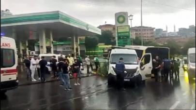 Avcılar’da 3 araca çarpan İETT otobüsü akaryakıt istasyonuna daldı!