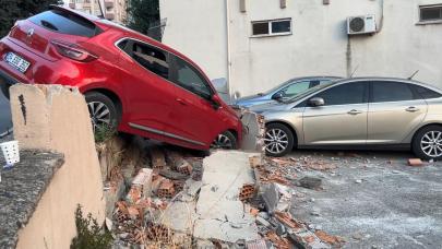 Maltepe'de kaldırıma çıkan otomobil bahçe duvarında asılı kaldı!