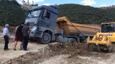 Kamyonların devrildiği döküm sahasında yeni toprak kayması