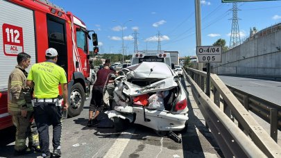 TEM Otoyolu'nda feci kaza...TIR otomobile çarptı: 1'i çocuk 2 yaralı