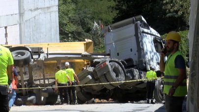 İstanbul'da kaza: Devrilen kamyonun altında kalan işçi hayatını kaybetti