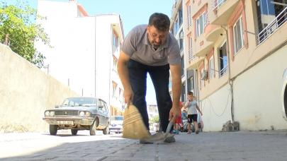 Evinin bulunduğu mahalledeki 4 sokağı günde 3 kez süpürüyor