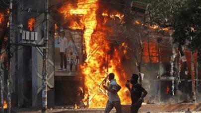 Bangladeş’te hükümet karşıtı protestolar: Başbakan görevi bırakıp ülkeyi terk etti