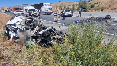 Erzincan'da feci kaza...İki otomobil çarpıştı: 3 ölü, 4 yaralı