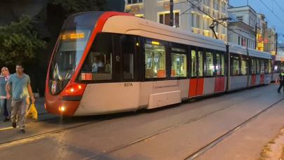 Sultanahmet'te tramvay durağında unutulan çanta panik yarattı!