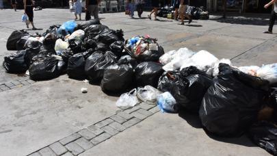 İzmir Büyükşehir Belediyesi'nde temizlik işçileri iş bıraktı