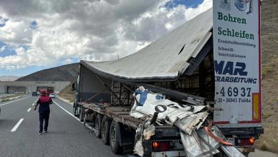 Erzincan'da korkunç kaza! TIR ile otomobil çarpıştı: 1'i polis memuru 4 kişi öldü