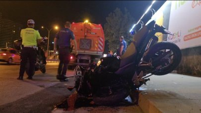 Üsküdar'da feci kaza! Motosikletli yol temizleme aracına çarptı