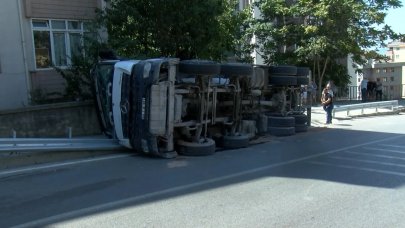 Kartal'da yokuş yukarı çıkan beton mikseri devrildi, kazada 2 kişi yaralandı