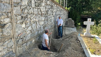 Rum Ortodoks Mezarlığı'nda define kazısı yapan şüphelileri gözaltına alındı