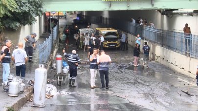 Bayrampaşa'daki alt geçitte mahsur kalan minibüs şoförü: Camı kırarak çıktım