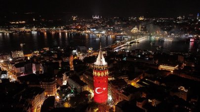 Zafer Bayramı'nda İstanbul'un silüetleri ışıklandırıldı