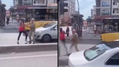 İstanbul'da trafikte tekmeli yumruklu kavga: Motokurye ve yaşlı adam birbirine girdi