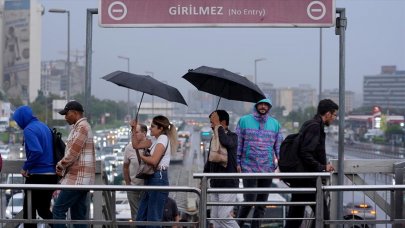 İstanbul'da sağanak yağış: Cadde ve sokaklarda su birikintileri oluştu