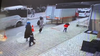 Küçükçekmece'de bahçe duvarını aşan midibüs binaya daldı!