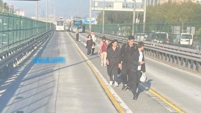 Çağlayan'da metrobüs arıza yaptı, yolcular çareyi yürümekte buldu