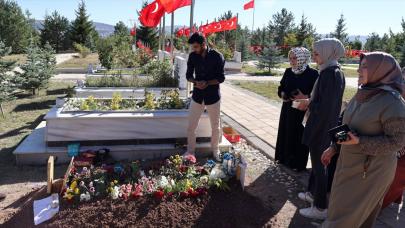 Şehit Şeyda Yılmaz'ın kabrine ziyaretçi akını: Duygu dolu mektuplar ise dikkati çekti