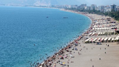 Antalya'da sahiller doldu taştı!