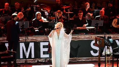 Emel Sayın Harbiye'de verdiği konserle müzikseverlerle buluştu