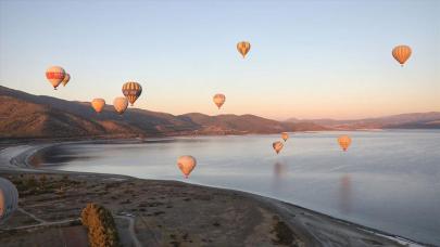 Salda Gölü semalarını sıcak hava balonları süsledi