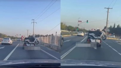 Otomobilin bagajında motosiklet taşıdı, trafiği tehlikeye soktu