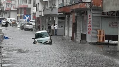 Artvin'de taşkın ve heyelan: Cadde ve sokaklar suyla kaplandı