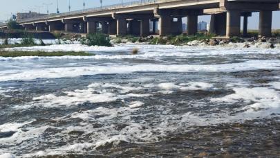 Beyaz köpük tehlikesi son olarak Dicle Nehri'nde görüldü