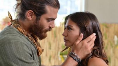 Erkenci Kuş'un çifti Demet Özdemir ve Can Yaman tatile mi çıktı?