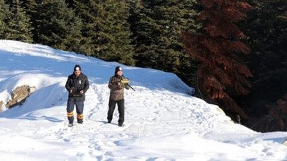 Kayıp dağcıları arama sırasında 1 cesede ulaşıldı