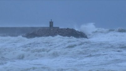 Karaburun'da fırtına çıktı, dev dalgalar oluştu